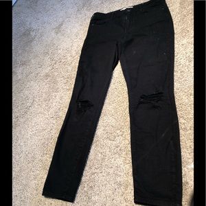 Skinny jeans with holes